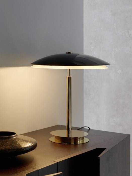 https://www.gineicolighting.com.au/wp-content/uploads/2018/05/Bis-Tris-Table-Lamp-designed-1954-Brass-Black-Fontana-Arte-Gineico-Lighting.jpg